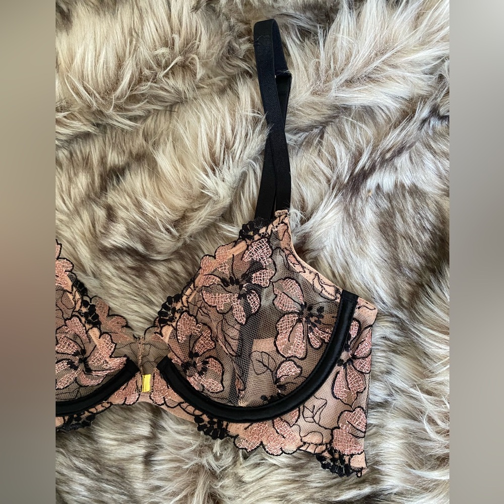 Victoria's Secret Lace Unlined Front Close Plunge Bra and Thong Panty Set - Picture 4 of 14
